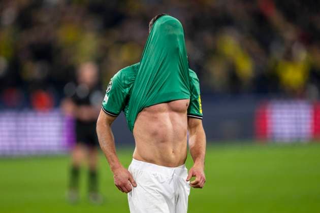 Fußball: Champions League. 4. Spieltag: Borussia Dortmund - Newcastle United am 07.11.2023 im Signal-Iduna-Park: Newcastles Fabian Schär ist enttäuscht. WICHTIGER HINWEIS: Gemäß den Vorgaben der UEFA ist es untersagt, in dem Stadion und oder vom Spiel angefertigte Fotoaufnahmen in Form von Sequenzbildern und oder videoähnlichen Fotostrecken zu verwerten bzw. verwerten zu lassen. Copyright: xKirchner DavidxInderliedx