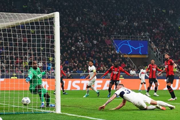 Foto Spada LaPresse 07 novembre 2023 - Milano , Italia - calcio - Milan vs PSG Paris Saint- Germain - Champions League 2023 2024 - Stadio San Siro. Nella foto: milan skriniar gol 0-1 November 07 , 2023 Milan , Italy - sport, calcio - Milan vs PSG Paris Saint- Germain - Champions League 2023 2024 - San Siro Stadium . In the pic : milan skriniar gol 0-1  Copyright: xSpada LaPressex