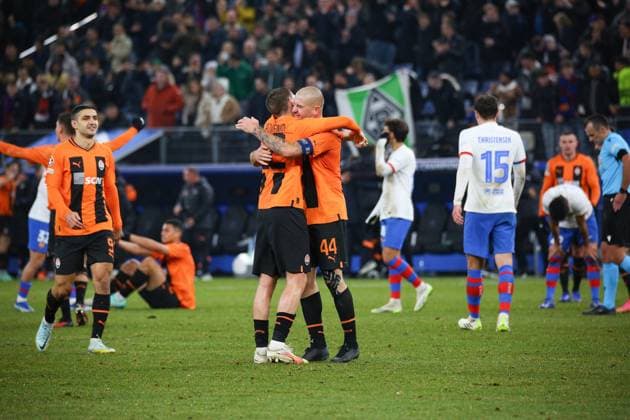 Fußball Herren Saison 2023-2024 UEFA Champions League I 4. Spieltag Schachtar Donezk - FC Barcelona, Barca 07.11.2023 Yaroslav Rakitskyi (44, Schachtar Donezk) und Mykola Matvienko (22, Schachtar Donezk) umarmen sich. Hamburg Volksparkstadion Hamburg Deutschland Copyright: xLobecax xHenningxRohlfsx