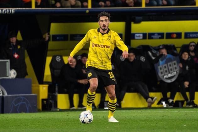 GER, UEFA Champions League, Borussia Dortmund vs Newcastle United, Gruppenphase 4. Spieltag 07.11.2023, Signal Iduna Park, Dortmund, GER, UEFA Champions League, Borussia Dortmund vs Newcastle United, Gruppenphase 4. Spieltag Im Bild: Mats Hummels (BV Borussia Dortmund, 15) Einzelaktion; Ganzkörper Ganzkoerper ; ; Ball am Fuss; Querformat