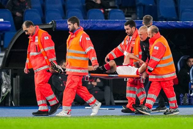 UEFA Champions League: S.S. Lazio v Feyenoord Rome - Bart Nieuwkoop of Feyenoord leaves the pitch with an injury during the 4th leg of the UEFA Champions League group stage between S.S. Lazio v Feyenoord at Stadio Olympico on 7 November 2023 in Rome, Italy. Copyright: xYannickxVerhoevenx