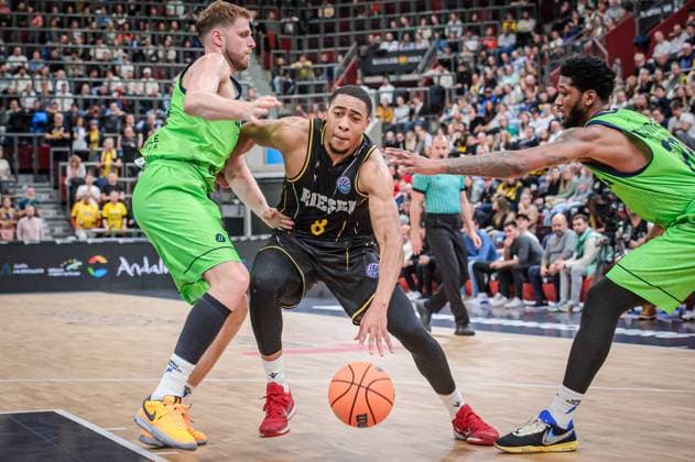 Bilder des Jahres 2023, Sport 11 November Sport Themen der Woche KW45 Sport Bilder des Tages Jaren Lewis (MHP Riesen Ludwigsburg, 08) in der Zange von Vasilis Charalampopoulos (Banco di Sardegna Sassari, 33), li. und Alfonso McKinnie (Banco di Sardegna Sassari, 28), re. MHP Riesen Ludwigsburg - Dinamo Sassari, Basketball, Basketball Champions League, Saison 2023 24, 07.11.2023, Ludwigsburg (MHPArena), DEU MHP Riesen Ludwigsburg - Dinamo Sassari, 07.11.2023, Ludwigsburg (MHPArena), DEU Ludwigsburg *** Jaren Lewis MHP Riesen Ludwigsburg, 08 in the pincers of Vasilis Charalampopoulos Banco di Sardegna Sassari, 33 , left and Alfonso McKinnie Banco di Sardegna Sassari, 28 , right MHP Riesen Ludwigsburg Dinamo Sassari, Sport, Basketball, Basketball Champions League, Season 2023 24, 07 11 2023, Ludwigsburg MHPArena , DEU MHP Riesen Ludwigsburg Dinamo Sassari, 07 11 2023, Ludwigsburg MHPArena , DEU Ludwigsburg Copyright: xSandyxDinkelackerx EP_SDR