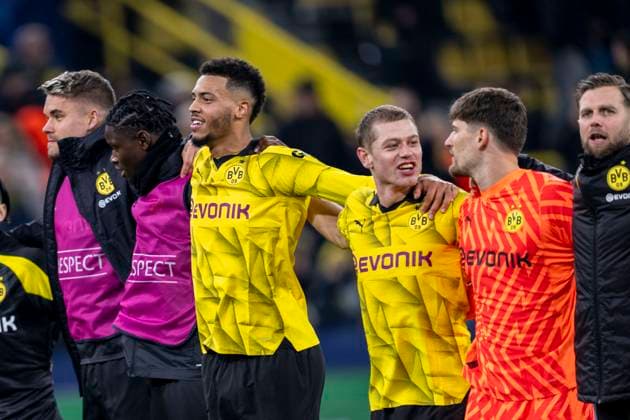 Fußball: Champions League. 4. Spieltag: Borussia Dortmund - Newcastle United am 07.11.2023 im Signal-Iduna-Park: Dortmunds Torwart Alexander Meyer (v.li.), Dortmunds Jamie Bynoe-Gittens, Dortmunds Felix Nmecha, Dortmunds Julian Ryerson, Dortmunds Torwart Gregor Kobel und Dortmunds Niclas Füllkrug jubeln nach dem Schlusspfiff. WICHTIGER HINWEIS: Gemäß den Vorgaben der UEFA ist es untersagt, in dem Stadion und oder vom Spiel angefertigte Fotoaufnahmen in Form von Sequenzbildern und oder videoähnlichen Fotostrecken zu verwerten bzw. verwerten zu lassen. Copyright: xKirchner DavidxInderliedx