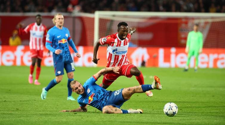 Roter Stern Belgrad - RB Leipzig Champions League Beograd, 07.11.2023, Stadion Rajko Mitic, Fussball , UEFA Champions League, Gruppe G , Spieltag 4 , Roter Stern Belgrad vs. RB Leipzig , Im Bild von li.: David Raum (22, RB Leipzig) und Osman BukariÊ(30, Belgrad) , Foto nur zur redaktionellen Nutzung bestimmt! . , UEFA regulations prohibit any use of photographs as image sequences and or quasi-video ,