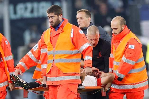 Sport Bilder des Tages Italy, Rome, 07.11.2023, Olimpico Stadium, SS Lazio vs Feyenoord - UEFA Champions League Group E, Bart Nieuwkoop (Feyenoord) injured Rome Olimpico Stadium Italy