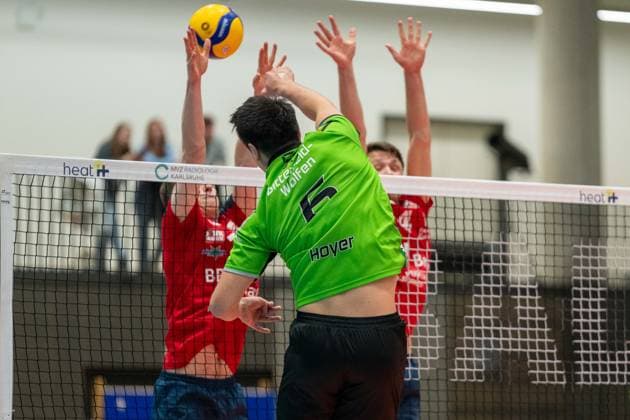 Angriff von Hoyer, Julian (VC Bitterfeld-Wolfen, 6), GER, Volleyball, 1. Bundesliga Maenner, BADEN VOLLEYS SSC Karlsruhe vs. VC Bitterfeld-Wolfen, 07.11.2023, GER, Volleyball, 1. Bundesliga Maenner, BADEN VOLLEYS SSC Karlsruhe vs. VC Bitterfeld-Wolfen, 07.11.2023 Karlsruhe Copyright: xEibner-Pressefoto StefanxMayerx EP_SMR