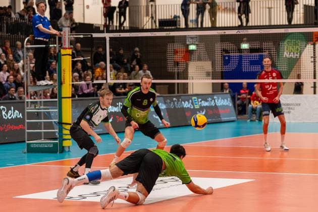 Abwehrversuch von Hoyer, Julian (VC Bitterfeld-Wolfen, 6), GER, Volleyball, 1. Bundesliga Maenner, BADEN VOLLEYS SSC Karlsruhe vs. VC Bitterfeld-Wolfen, 07.11.2023, GER, Volleyball, 1. Bundesliga Maenner, BADEN VOLLEYS SSC Karlsruhe vs. VC Bitterfeld-Wolfen, 07.11.2023 Karlsruhe Copyright: xEibner-Pressefoto StefanxMayerx EP_SMR
