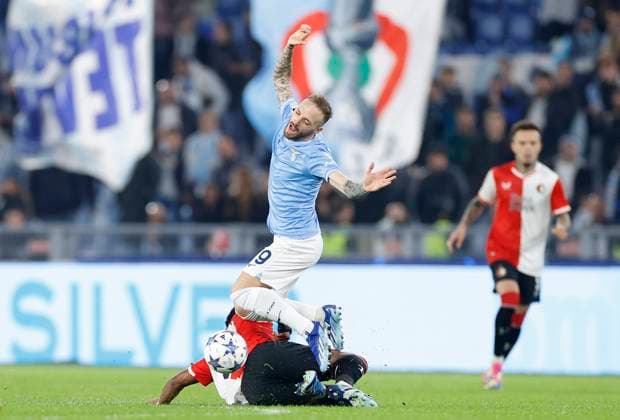 Italy, Rome, 07.11.2023, Olimpico Stadium, SS Lazio vs Feyenoord - UEFA Champions League Group E, Quinten Timber (Feyenoord) and Manuel Lazzari (SS Lazio) battle for the ball Rome Olimpico Stadium Italy