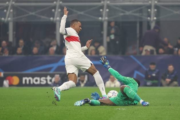 MILAN AC -PSG PHOTOPQR LE PARISIEN Le Parisien Arnaud Journois ; MILAN ; 07 11 2023 ; FOOTBALL , LIGUE DES CHAMPIONS UEFA , PHASE DE GROUPES 4E JOURNEE , 07 11 2023 , MILAN ( ITALIE ) STADE GIUSEPPE MEAZZA SAN SIRO MILAN AC - PARIS SG KYLIAN MBAPPE MIKE MAIGNAN PHOTO LE PARISIEN ARNAUD JOURNOIS MILAN 78 France  Copyright: xPHOTOPQR LExPARISIEN MAXPPPxLexParisienx xArnaudxJournoisx 20231107LPA2079 20231107LPA2079