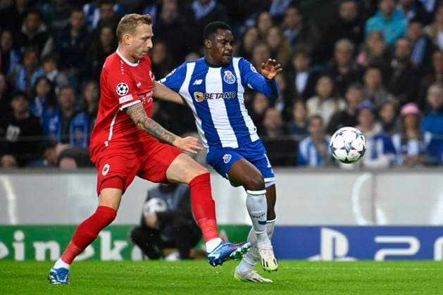 FC Porto v Royal Antwerp FC - UEFA Champions League PORTO, PORTUGAL - NOVEMBER 07 : Zaidu defender of Porto battles for the ball with De Laet Ritchie defender of Antwerp FC during the UEFA Champions League group H match between FC Porto and Royal Antwerp FC on November 7, 2023 in Porto, Portugal, 07 11 2023 Porto Portugal  Copyright: xPeterxDexVoechtx