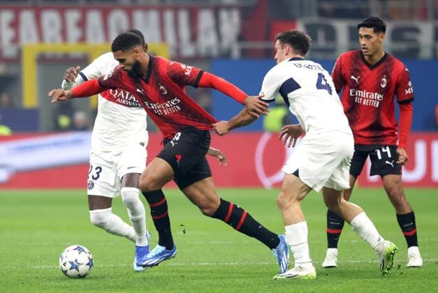 November 7, 2023, MILAN, ITALY: AC Milan™s Ruben Loftus-Cheek (L) challenges for the ball with Paris Saint-German s Manuel Ugarte during he UEFA Champions League group F soccer match between Ac Milan and Paris Saint-German s at Giuseppe Meazza stadium in Milan, 7 November 2023..ANSA MATTEO BAZZI. Soccer; Champions League: Ac Milan vs Paris Saint-German s  - ZUMAa110 20231107_zaf_a110_044 Copyright: xMatteoxBazzix