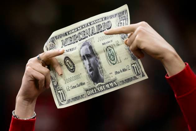 Sport Bilder des Tages AC Milan v Paris Saint-Germain FC - UEFA Champions League A fan of AC Milan holds up fake money bearing the image of former AC Milan goalkeeper Gianluigi Donnarumma prior to the UEFA Champions League football match between AC Milan and Paris Saint-Germain F. Milan Italy Copyright: xNicolòxCampox