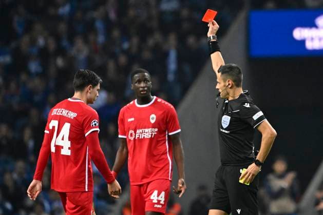 Sport Themen der Woche KW45 Sport Bilder des Tages FC Porto v Royal Antwerp FC - UEFA Champions League PORTO, PORTUGAL - NOVEMBER 07 : Ekkelenkamp Jurgen midfielder of Antwerp FC receives a red card from referee Maurizio Mariani during the UEFA Champions League group H match between FC Porto and Royal Antwerp FC on November 7, 2023 in Porto, Portugal, 07 11 2023 Porto Portugal  Copyright: xPeterxDexVoechtx