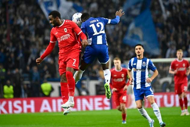 FC Porto v Royal Antwerp FC - UEFA Champions League PORTO, PORTUGAL - NOVEMBER 07 : Kerk Gyrano forward of Antwerp FC and Zaidu defender of Porto during the UEFA Champions League group H match between FC Porto and Royal Antwerp FC on November 7, 2023 in Porto, Portugal, 07 11 2023 Porto Portugal  Copyright: xPeterxDexVoechtx
