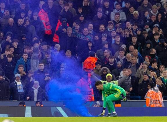 Football - UEFA Champions League - Group G - Manchester City FC v BSC Young Boys MANCHESTER, ENGLAND - Tuesday, November 7, 2023: Manchester City s goalkeeper Ederson Santana de Moraes picks up and throws off the pitch a blue smoke bomb during the UEFA Champions League Group G match between Manchester City FC and BSC Young Boys at the City of Manchester Stadium. (Photo by David Rawcliffe Propaganda) MANCHESTER City of Manchester Stadium GREATER MANCHESTER ENGLAND  Copyright: xDavidxRawcliffex P2023-11-07-Man_City_Young_Boys-71