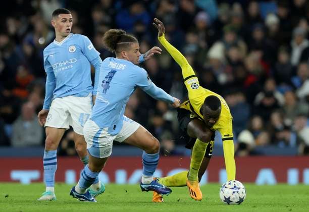 Manchester City v BSC Young Boys: Group G - UEFA Champions League 2023 24 Kalvin Phillips of Manchester City and Cheikh Niasse of BSC Young Boys challenge during the UEFA Champions League match between Manchester City and BSC Young Boys at Etihad Stadium on November 7, 2023 in Manchester, United Kingdom. Manchester Etihad Stadium England United Kingdom Copyright: xNigelxFrench Sportsphoto APLx 13959918