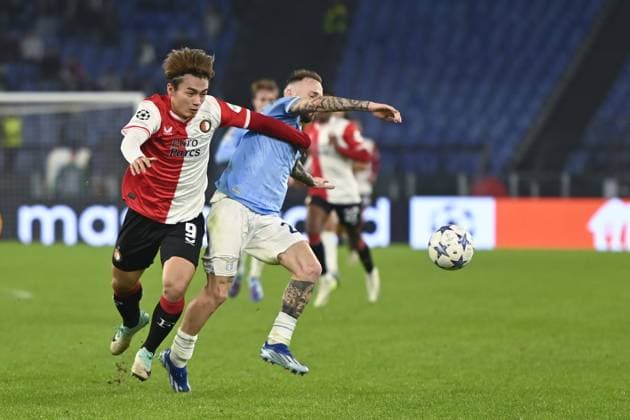 ROME, 07-11-2022, Stadio Olimpico, UEFA Champions League Football, season 2023 2024, Lazio - Feyenoord, llr Feyenoord player Ayase Ueda, Lazio player Manuel Lazzari during the match Lazio - Feyenoord Lazio - Feyenoord  x23081898x Copyright:
