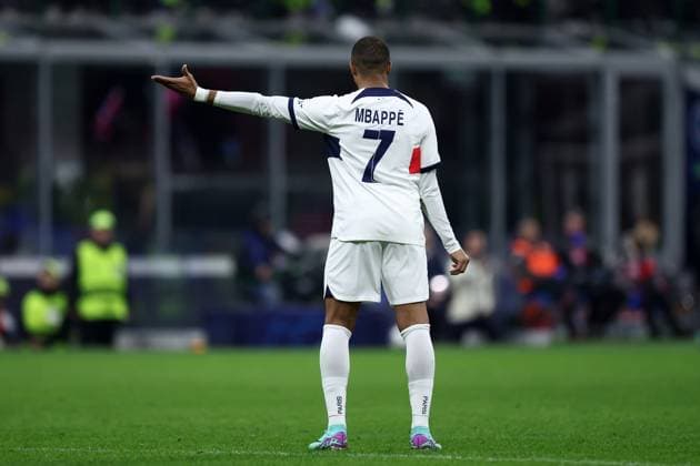 Ac Milan - Paris Saint-Germain Fc Kylian Mbappe of Paris Saint-Germain Fc gestures during the Uefa Champions League Group F match beetween Ac Milan and the Paris Saint-Germain Fc at Stadio Giuseppe Meazza on November 7 2023 in Milan, Italy . Milano Stadio Giuseppe Meazza Italy Copyright: xMarcoxCanonierox