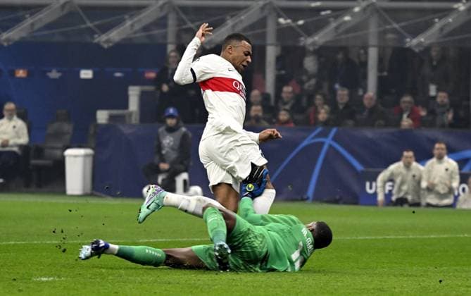 IPP20231107 Football - soccer: UEFA Champions League 2023 2024, A.C. Milan - Paris Saint-Germain F.C., Maignan in uscita su Kylian Mbappe (Verwendung nur in Deutschland - GERMANY ONLY) *** IPP20231107 Football soccer UEFA Champions League 2023 2024, A C Milan Paris Saint Germain F C , Maignan in uscita su Kylian Mbappe Use only in Germany GERMANY ONLY 