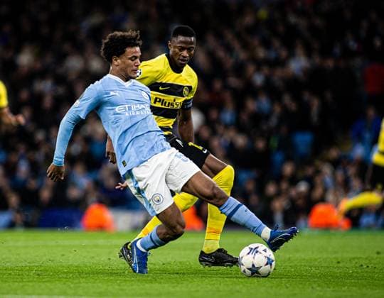 MANCHESTER, ENGLAND - NOVEMBER 7: Oscar Bobb of Man City (L) against Mohamed Ali Camara of Young Boys (R) during the UEFA Champions League Group Stage match between Manchester City and BSC Young Boys at Etihad Stadium on November 7, 2023 in Manchester, England. Manchester Etihad Stadium England United Kingdom Copyright: xJustPictures.ch DaniloxFernandesx jp-en-EuSpIm-Man.City_Y.Boys_07Nov2023_DAF_00064