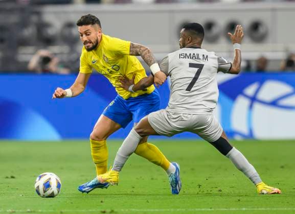 Fußball, AFC CL, Al Duhail SC - Al Nassr FC Al Duhail SC (QAT) v Al Nassr (KSA)- AFC Champions League In Doha Ismail Mohamad (R) of Al Duhail SC and Alex Telles (L) of Al Nassr battle for the ball during the AFC Champions League Group E football match between Qatars Al Duhail SC and Saudi Arabias Al Nassr at Khalifa International Stadium in Doha, Qatar on 07 November 2023.Al Nassr won 3-2 DOHA Qatar  Copyright: xNoushadxThekkayilx originalFilename:varittyakkal-alduhail231108_npJpn.jpg