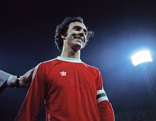 14.04.76 FC Bayern München - Real Madrid Deutschland, München, 14.04.1976, Fussball, Europapokal der Landesmeister, Halbfinale, FC Bayern München - Real Madrid (2:0): Franz Beckenbauer (FC Bayern München). *** 14 04 76 FC Bayern Munich Real Madrid Germany, Munich, 14 04 1976, Football, European Champion Clubs Cup, Semi-final, FC Bayern Munich Real Madrid 2 0 Franz Beckenbauer FC Bayern Munich