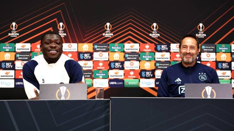 AMSTERDAM - (l-r) Brian Brobbey of Ajax, Ajax coach John van t Schip during the MD-1 press conference, PK, Pressekonferenz prior to the UEFA Europa League match in group B against Brighton & Hove Albion FC in the Johan Cruyff ArenA on November 8, 2023 in Amsterdam , The Netherlands. ANP VINCENT JANNINK UEFA Europa League 2023 24 2023 2024 xVIxANPxSportx xxANPxIVx 483322432 originalFilename: 483322432.jpg