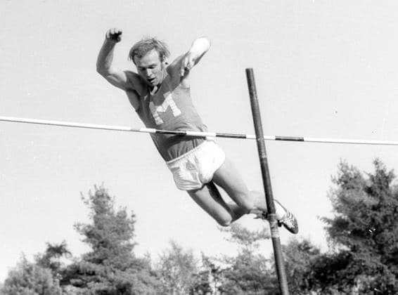 LA DMM in Aachen 02.10.1971 Stabhochspringer Bernd Heller (Mainz) in Aktion Deutsche Mannschaftsmeisterschaft *** LA DMM in Aachen 02 10 1971 Pole vaulter Bernd Heller Mainz in action German Team Championships HM