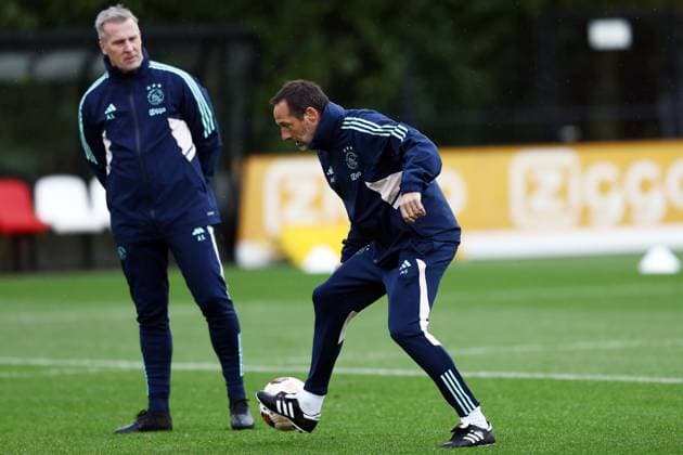 AMSTERDAM - (l-r) Ajax goalkeeper coach Anton Scheutjens, Ajax coach John van t Schip during the MD-1 training session prior to the UEFA Europa League match in group B against Brighton & Hove Albion FC at Sportcomplex De Toekomst on November 8, 2023 in Amsterdam, The Netherlands. ANP VINCENT JANNINK UEFA Europa League 2023 24 2023 2024 xVIxANPxSportx xxANPxIVx 483328791 originalFilename: 483328791.jpg