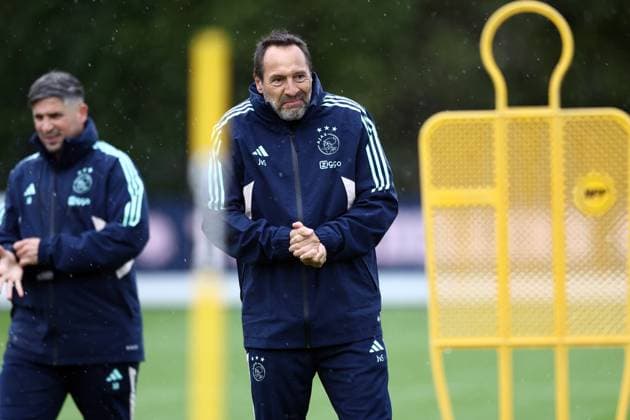 AMSTERDAM - Ajax coach John van t Schip during the MD-1 training session prior to the UEFA Europa League group B match against Brighton & Hove Albion FC at Sportcomplex De Toekomst on November 8, 2023 in Amsterdam, Netherlands. ANP VINCENT JANNINK UEFA Europa League 2023 24 2023 2024 xVIxANPxSportx xxANPxIVx 483330091 originalFilename: 483330091.jpg