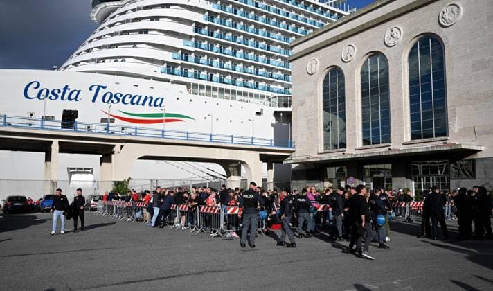 Fussball, Herren, Saison 2023 2024, UEFA Champions League (Gruppe C, 4. Spieltag), SSC Neapel - 1. FC Union Berlin, der Treff der Union-Fans an der Piazza Municipio wurde an den rund 300 Meter entfernten Hafen (Napoli Stazione Marritima) verlegt, im Bild: Fans von Union warten am Hafen in einem abgesperrten Bereich auf die Abfahrt der Shuttle-Busse zum Stadion, 08.11. 2023, Copyright: xMatthiasxKochx