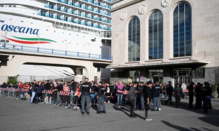 Fussball, Herren, Saison 2023 2024, UEFA Champions League (Gruppe C, 4. Spieltag), SSC Neapel - 1. FC Union Berlin, der Treff der Union-Fans an der Piazza Municipio wurde an den rund 300 Meter entfernten Hafen (Napoli Stazione Marritima) verlegt, im Bild: Fans von Union warten am Hafen in einem abgesperrten Bereich auf die Abfahrt der Shuttle-Busse zum Stadion, 08.11. 2023, Copyright: xMatthiasxKochx