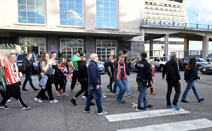 Fussball, Herren, Saison 2023 2024, UEFA Champions League (Gruppe C, 4. Spieltag), SSC Neapel - 1. FC Union Berlin, der Treff der Union-Fans an der Piazza Municipio wurde an den rund 300 Meter entfernten Hafen (Napoli Stazione Marritima) verlegt, im Bild: Union-Fans werden am Hafen zu den Shuttle-Bussen geführt, 08.11. 2023, Copyright: xMatthiasxKochx