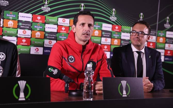 Sport Bilder des Tages 09.11.2023, Fussball UEFA Europa Conference League, HJK Helsinki - Eintracht Frankfurt, emonline, emspor, v.l., Trainer Dino Toppmöller (Eintracht Frankfurt) bei der Pressekonferenz DFL DFB REGULATIONS PROHIBIT ANY USE OF PHOTOGRAPHS AS IMAGE SEQUENCES AND OR QUASI-VIDEO. xdcx Copyright: HMBxMedia