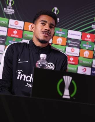 09.11.2023, Fussball UEFA Europa Conference League, HJK Helsinki - Eintracht Frankfurt, emonline, emspor, v.l.,Ansgar Knauff (Eintracht Frankfurt) bei der Pressekonferenz DFL DFB REGULATIONS PROHIBIT ANY USE OF PHOTOGRAPHS AS IMAGE SEQUENCES AND OR QUASI-VIDEO. xdcx Copyright: HMBxMedia
