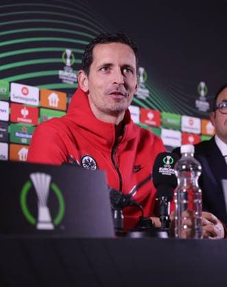 09.11.2023, Fussball UEFA Europa Conference League, HJK Helsinki - Eintracht Frankfurt, emonline, emspor, v.l., Trainer Dino Toppmöller (Eintracht Frankfurt) bei der Pressekonferenz DFL DFB REGULATIONS PROHIBIT ANY USE OF PHOTOGRAPHS AS IMAGE SEQUENCES AND OR QUASI-VIDEO. xdcx Copyright: HMBxMedia