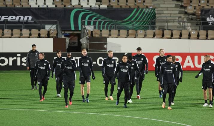 09.11.2023, Fussball UEFA Europa Conference League, HJK Helsinki - Eintracht Frankfurt, emonline, emspor, v.l., Eintracht-Spieler beim Abschlusstraining DFL DFB REGULATIONS PROHIBIT ANY USE OF PHOTOGRAPHS AS IMAGE SEQUENCES AND OR QUASI-VIDEO. xdcx Copyright: HMBxMedia