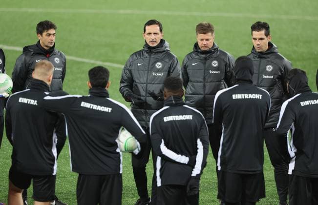 09.11.2023, Fussball UEFA Europa Conference League, HJK Helsinki - Eintracht Frankfurt, emonline, emspor, v.l., Ansprache von Trainer Dino Toppmöller (Eintracht Frankfurt) beim Abschlusstraining DFL DFB REGULATIONS PROHIBIT ANY USE OF PHOTOGRAPHS AS IMAGE SEQUENCES AND OR QUASI-VIDEO. xdcx Copyright: HMBxMedia