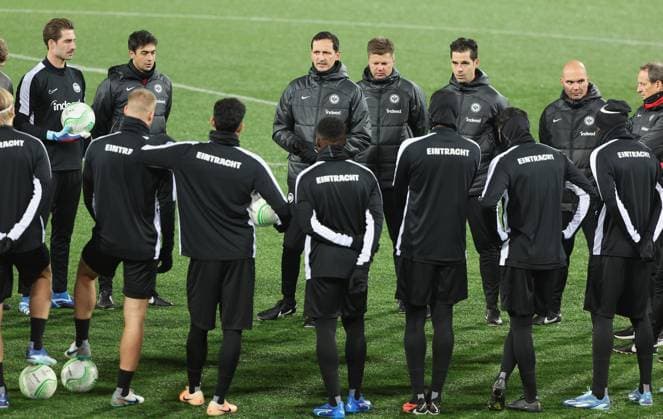 09.11.2023, Fussball UEFA Europa Conference League, HJK Helsinki - Eintracht Frankfurt, emonline, emspor, v.l., Trainer Dino Toppmöller (Eintracht Frankfurt) mit der Ansprache beim Abschlusstraining DFL DFB REGULATIONS PROHIBIT ANY USE OF PHOTOGRAPHS AS IMAGE SEQUENCES AND OR QUASI-VIDEO. xdcx Copyright: HMBxMedia