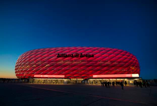 vor Spielbeginn: Allianz Arena illuminiert, Aussenaufnahme, blaue Stunde, abends, Abenddaemmerung beleuchtet, rot. Logo, Schriftzug FC Bayern Muenchen FCB vs Galatasaray Istanbul Gruppenphase 4. Spieltag 08.11.2023 DFL REGULATIONS PROHIBIT ANY USE OF PHOTOGRAPHS AS IMAGE SEQUENCES AND OR QUASI-VIDEO FC Bayern Muenchen FCB vs Galatasaray Istanbul