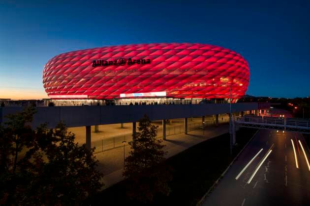 vor Spielbeginn: Allianz Arena illuminiert, Aussenaufnahme, blaue Stunde, abends, Abenddaemmerung beleuchtet, rot. Logo, Schriftzug FC Bayern Muenchen FCB vs Galatasaray Istanbul Gruppenphase 4. Spieltag 08.11.2023 DFL REGULATIONS PROHIBIT ANY USE OF PHOTOGRAPHS AS IMAGE SEQUENCES AND OR QUASI-VIDEO FC Bayern Muenchen FCB vs Galatasaray Istanbul