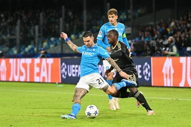 Fussball, Herren, Saison 2023 2024, UEFA Champions League (Gruppe C, 4. Spieltag), SSC Neapel - 1. FC Union Berlin, v. l. Matteo Politano (SSC Neapel) und Jerome Roussillon (1. FC Union Berlin) im Zweikampf, 08.11. 2023, Copyright: xMatthiasxKochx