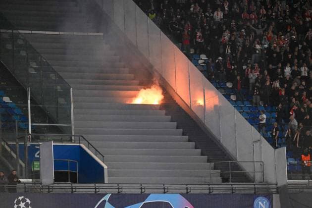 Fussball, Herren, Saison 2023 2024, UEFA Champions League (Gruppe C, 4. Spieltag), SSC Neapel - 1. FC Union Berlin, v. l. Pyrotechnik liegt auf der Tribüne, 08.11. 2023, Copyright: xMatthiasxKochx
