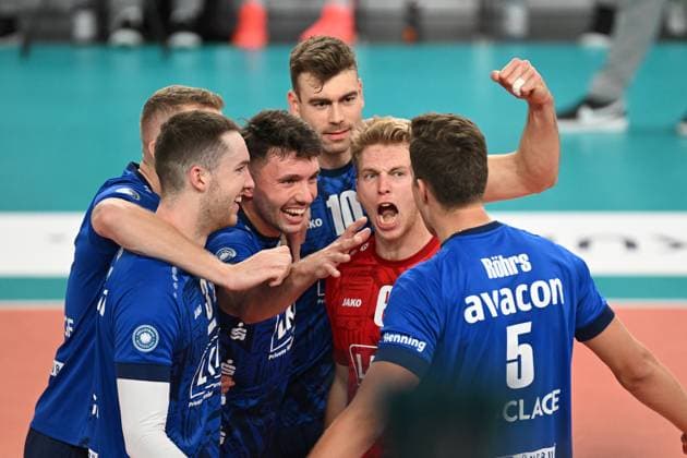 Volleyball I Herren I 2023-2023 I Bundesliga I 3. Spieltag I SVG Lüneburg - VfB Friedrichshafen I 8.11.2023 Das Team feiert Erik Johannes Röhrs (5, SVG Lüneburg) für seinen starken Einsatz, Jubel, Freude ausgelassenheit Lüneburg LKH Arena Niedersachsen Deutschland Copyright: xLobeca AndreasxHannigx
