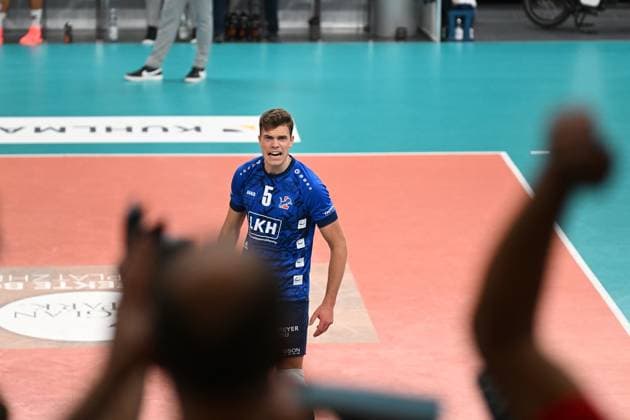 Volleyball I Herren I 2023-2023 I Bundesliga I 3. Spieltag I SVG Lüneburg - VfB Friedrichshafen I 8.11.2023 Erik Johannes Röhrs (5, SVG Lüneburg) feiert mit den Fans und fordert Unterstützung - und die Fans sind da!!! Lüneburg LKH Arena Niedersachsen Deutschland Copyright: xLobeca AndreasxHannigx