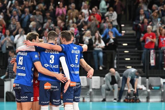 Volleyball I Herren I 2023-2023 I Bundesliga I 3. Spieltag I SVG Lüneburg - VfB Friedrichshafen I 8.11.2023 Das Team feiert - SVG Lüneburg auf dem Weg zum Satzgewinn 1:0 Lüneburg LKH Arena Niedersachsen Deutschland Copyright: xLobeca AndreasxHannigx