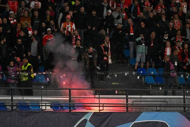Fussball, Herren, Saison 2023 2024, UEFA Champions League (Gruppe C, 4. Spieltag), SSC Neapel - 1. FC Union Berlin, v. l. Fans von SSC Neapel werfen Pyro, Pyrotechnik, Bengalos in den Gästeblock der Fans von 1. FC Union Berlin, 08.11. 2023, Copyright: xMatthiasxKochx