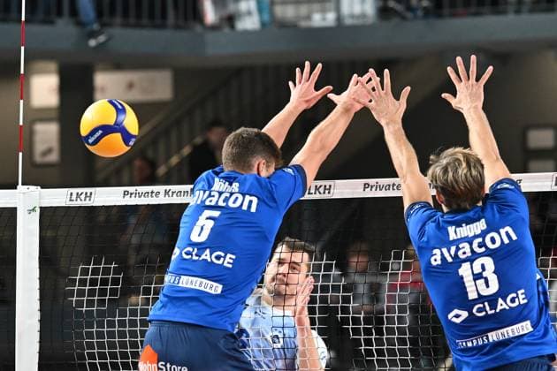 Volleyball I Herren I 2023-2023 I Bundesliga I 3. Spieltag I SVG Lüneburg - VfB Friedrichshafen I 8.11.2023 Michal Superlak (6, VfB Friedrichshafen) schlägt am Block von Erik Johannes Röhrs (5, SVG Lüneburg) und Matthew Knigge (13, SVG Lüneburg) vorbei - Gage Thomas Worsley (6, SVG Lüneburg) kann den Ball aber spielen Lüneburg LKH Arena Niedersachsen Deutschland Copyright: xLobeca AndreasxHannigx