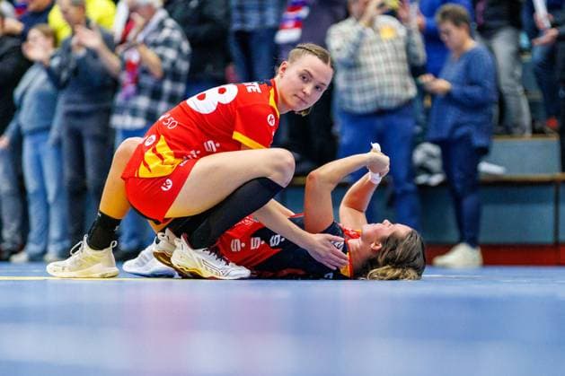 Sport Themen der Woche KW45 Sport Bilder des Tages v.l. Lilli Holste (HSG Bensheim Auerbach, 58), Lisa Friedberger (HSG Bensheim Auerbach, 17) sind enttaeuscht nach 28:26 Niederlage gegen HSG Blomberg-Lippe , Enttaeuschung unzufrieden Emotion GER, HSG Blomberg-Lippe vs. HSG Bensheim Auerbach, Handball, 1. Bundesliga Frauen, 7. Spieltag, Spielzeit 2023 2024, 08.11.2023 GER, HSG Blomberg-Lippe vs. HSG Bensheim Auerbach, Handball, 1. Bundesliga Frauen, 7. Spieltag, Spielzeit 2023 2024, 08.11.2023 Blomberg *** v l Lilli Holste HSG Bensheim Auerbach, 58 , Lisa Friedberger HSG Bensheim Auerbach, 17 are disappointed after 28 26 defeat against HSG Blomberg Lippe , disappointment dissatisfaction emotion GER, HSG Blomberg Lippe vs HSG Bensheim Auerbach, Handball, 1 Bundesliga Women, Matchday 7, Season 2023 2024, 08 11 2023 GER, HSG Blomberg Lippe vs HSG Bensheim Auerbach, Handball, 1 Bundesliga Women, Matchday 7, Season 2023 2024, 08 11 2023 Blomberg Copyright: xEibner-Pressefotox xJanxStrohdiekx EP_JSK