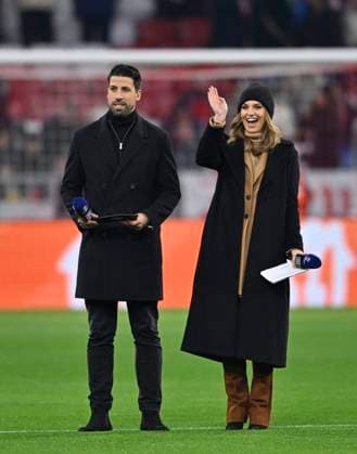 Sportmoderatorin Laura Wontorra winkt m Interview Mikrofon Mikro Logo DAZN TV-Experte Sami Khedira FC Bayern Muenchen FCB vs Galatasaray Istanbul Gruppenphase 4. Spieltag 08.11.2023 DFL REGULATIONS PROHIBIT ANY USE OF PHOTOGRAPHS AS IMAGE SEQUENCES AND OR QUASI-VIDEO FC Bayern Muenchen FCB vs Galatasaray Istanbul